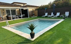 Petite maisonette adossee mais independante avec piscine